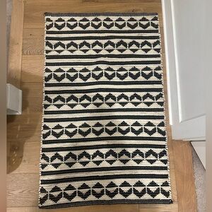Black and white reversible throw rug